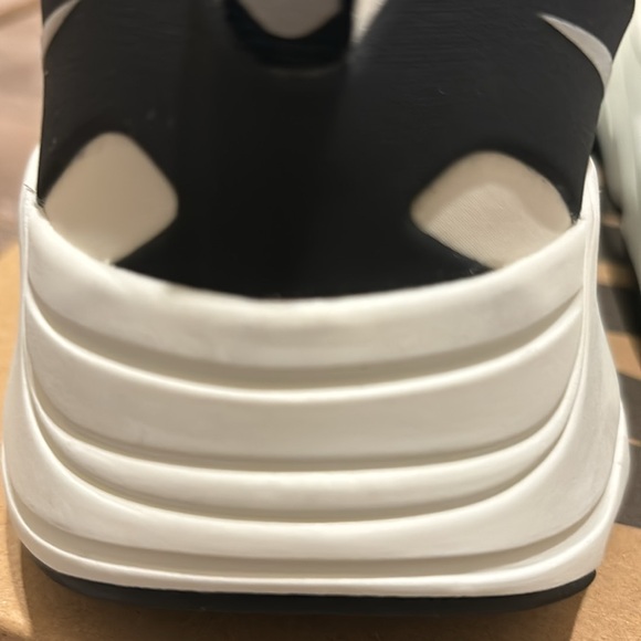 YZY - Yeezy - 700 - Picture 3 of 4